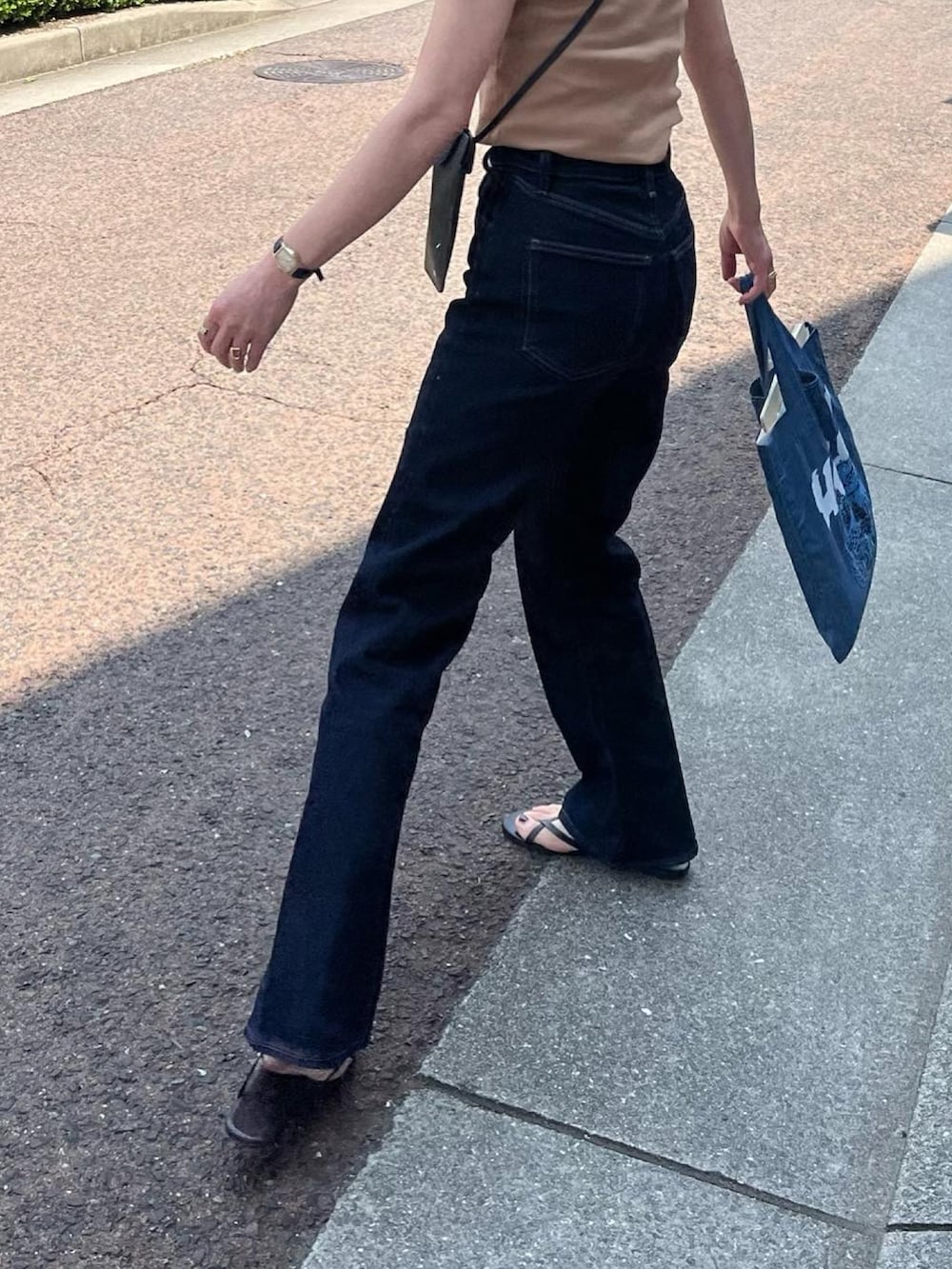 イエロー系のTシャツ/カットソー、ブルー系のトートバッグ、ブラック系のスマホケース/カバーを着用したレディースの春コーディネートの3枚目の写真