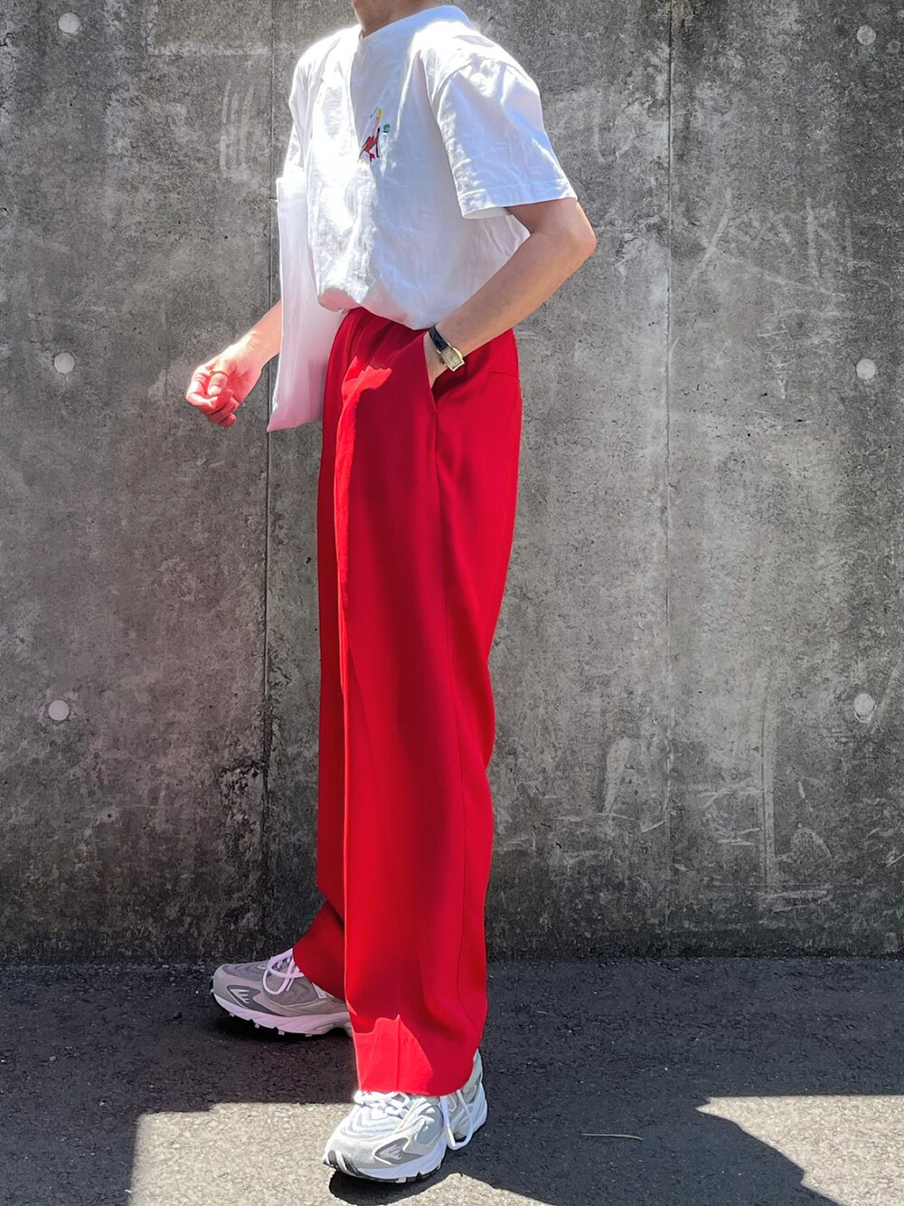 レッド系のその他パンツ、グレー系のスニーカーを着用したレディースの夏コーディネートの2枚目の写真