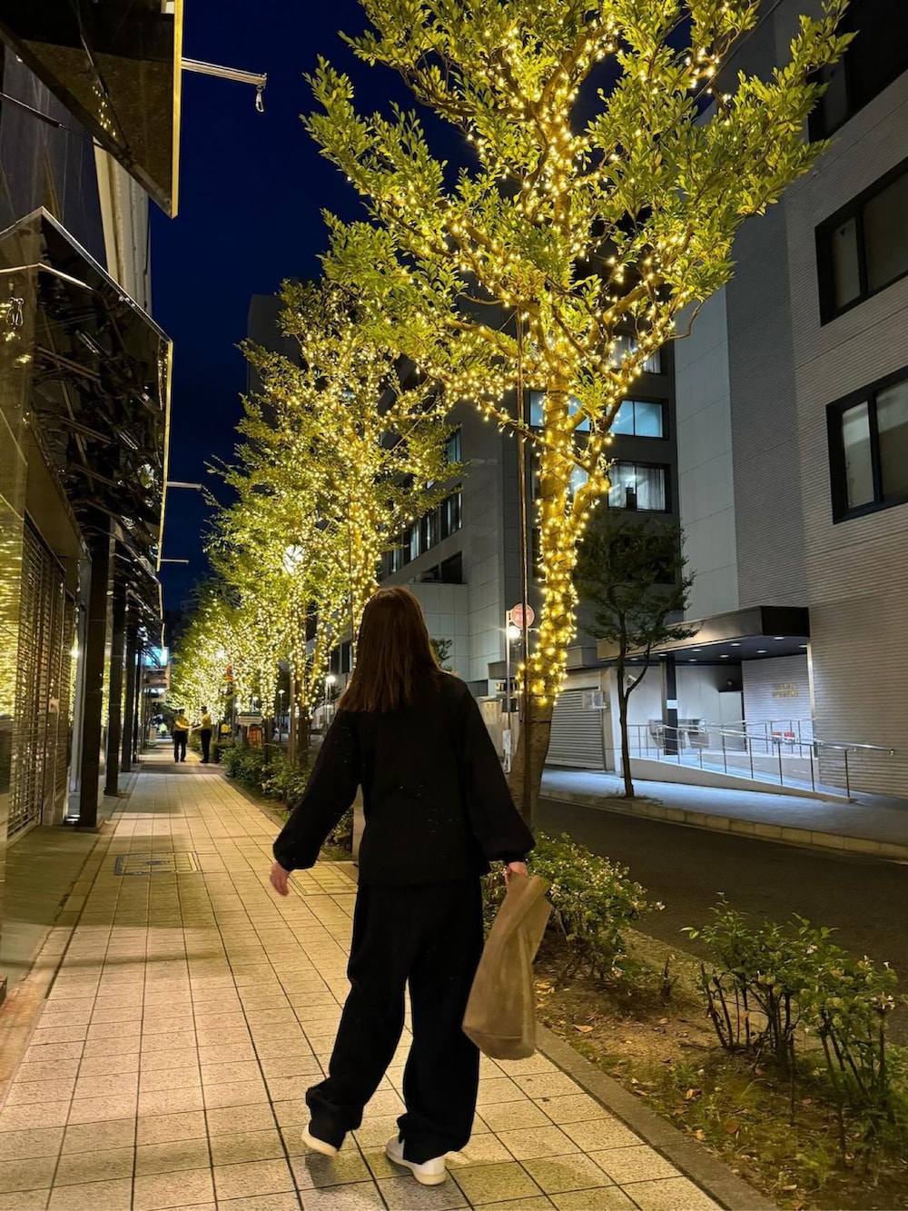 ブラック系のTシャツ/カットソー、ブラック系のその他パンツを着用したレディースの秋コーディネートの5枚目の写真