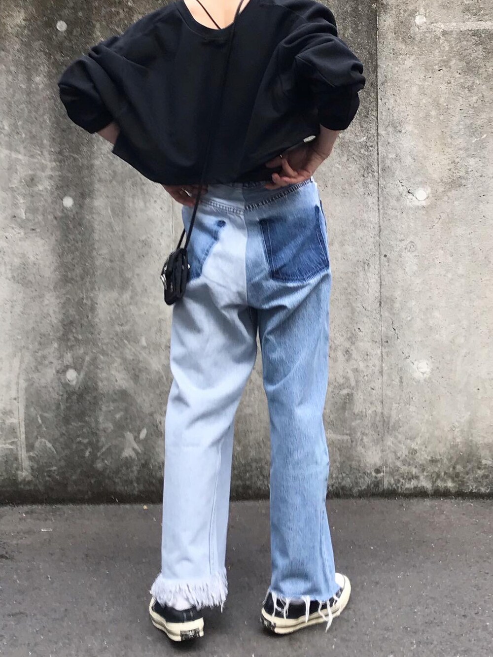 ブラック系のカーディガン/ボレロ、ブラック系のベルトを着用したレディースの春コーディネートの3枚目の写真