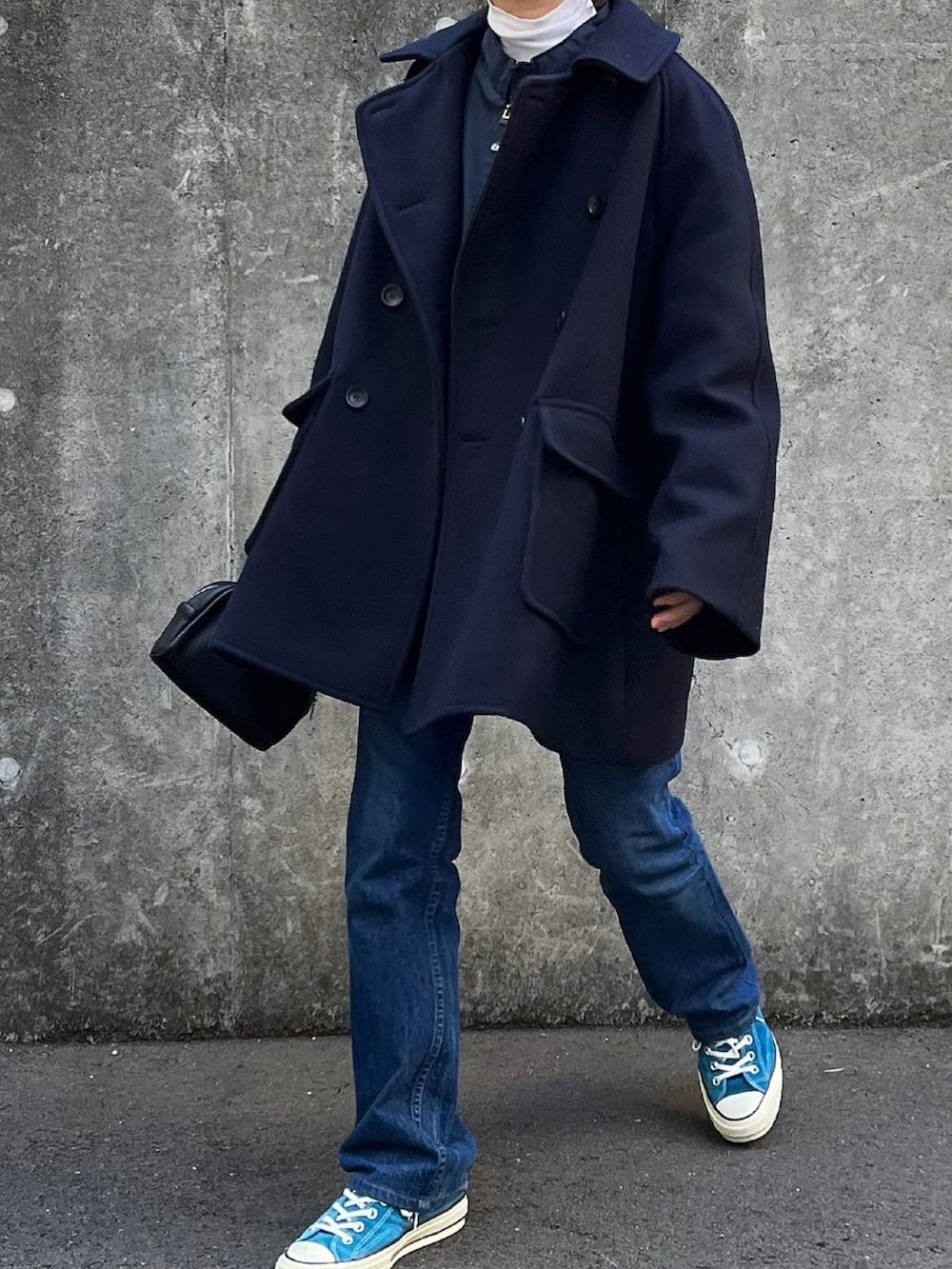 ブルー系のピーコート、ホワイト系のTシャツ/カットソー、ブラック系のボストンバッグを着用したレディースの冬コーディネートの3枚目の写真