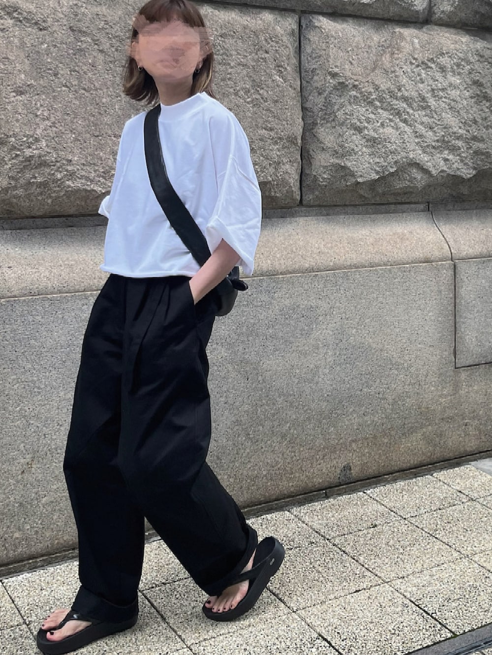ブラック系のチノパンツ、ブラック系のサンダル、ブラック系のショルダーバッグを着用したレディースの夏コーディネートの5枚目の写真