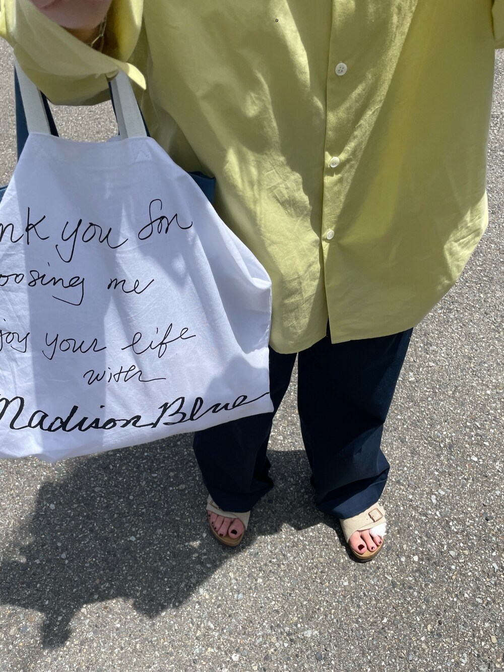 イエロー系のシャツ/ブラウス、ベージュ系のサンダルを着用したレディースの夏コーディネートの3枚目の写真