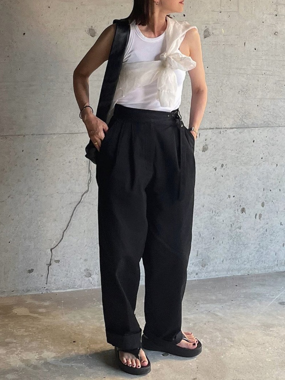 ホワイト系のタンクトップ、ホワイト系のシャツ/ブラウス、ブラック系のショルダーバッグを着用したレディースの夏コーディネートの3枚目の写真