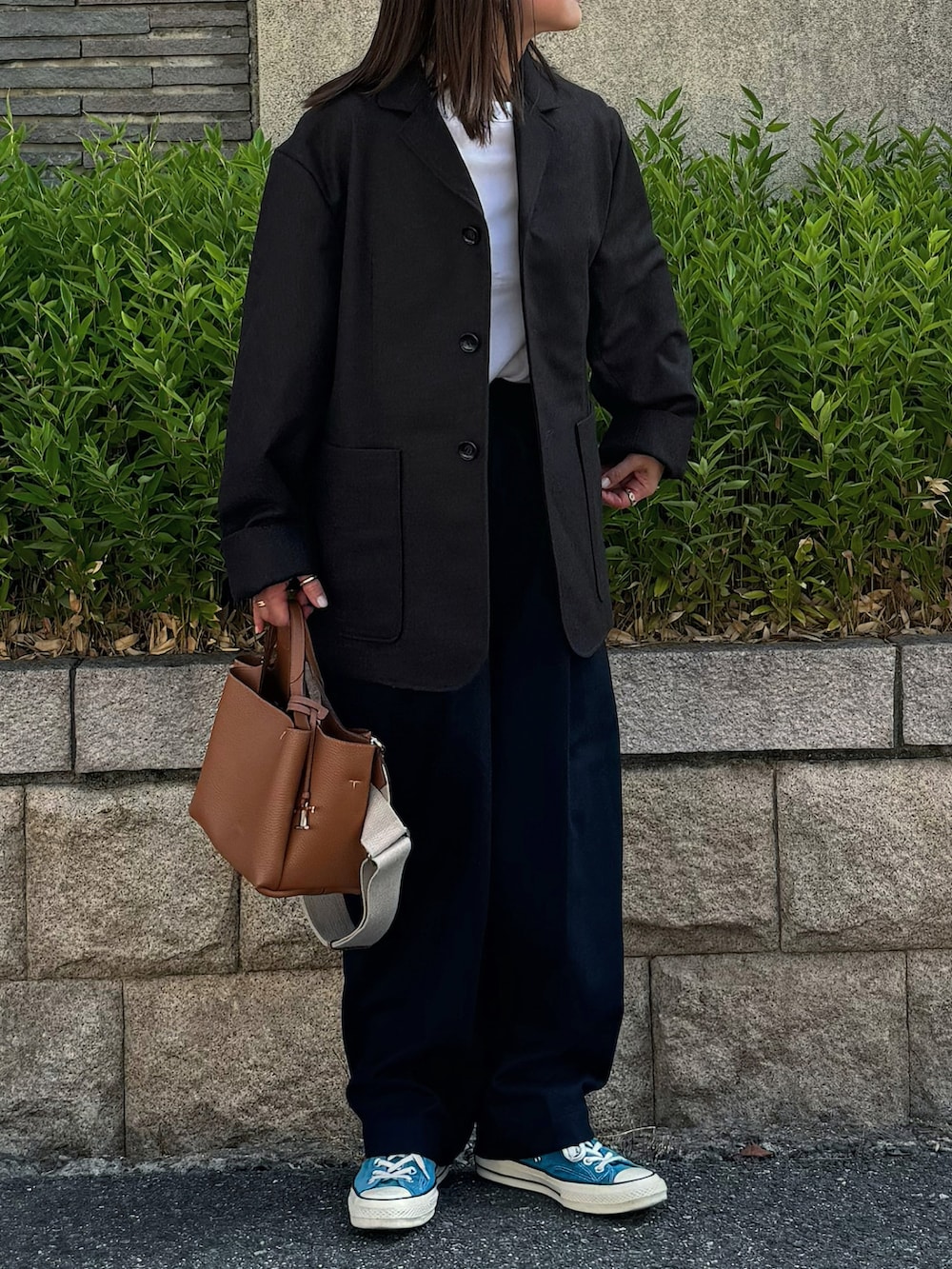 ブルー系のテーラードジャケット、ブルー系のスラックス、シルバー系のリングを着用したレディースの秋コーディネートの3枚目の写真