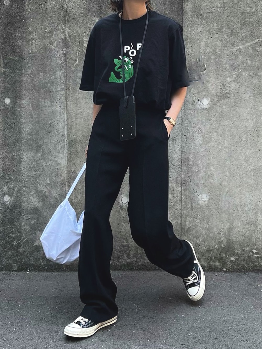 ブラック系のTシャツ/カットソー、ブラック系のその他パンツ、ブラック系のスマホケース/カバーを着用したレディースの夏コーディネートの2枚目の写真