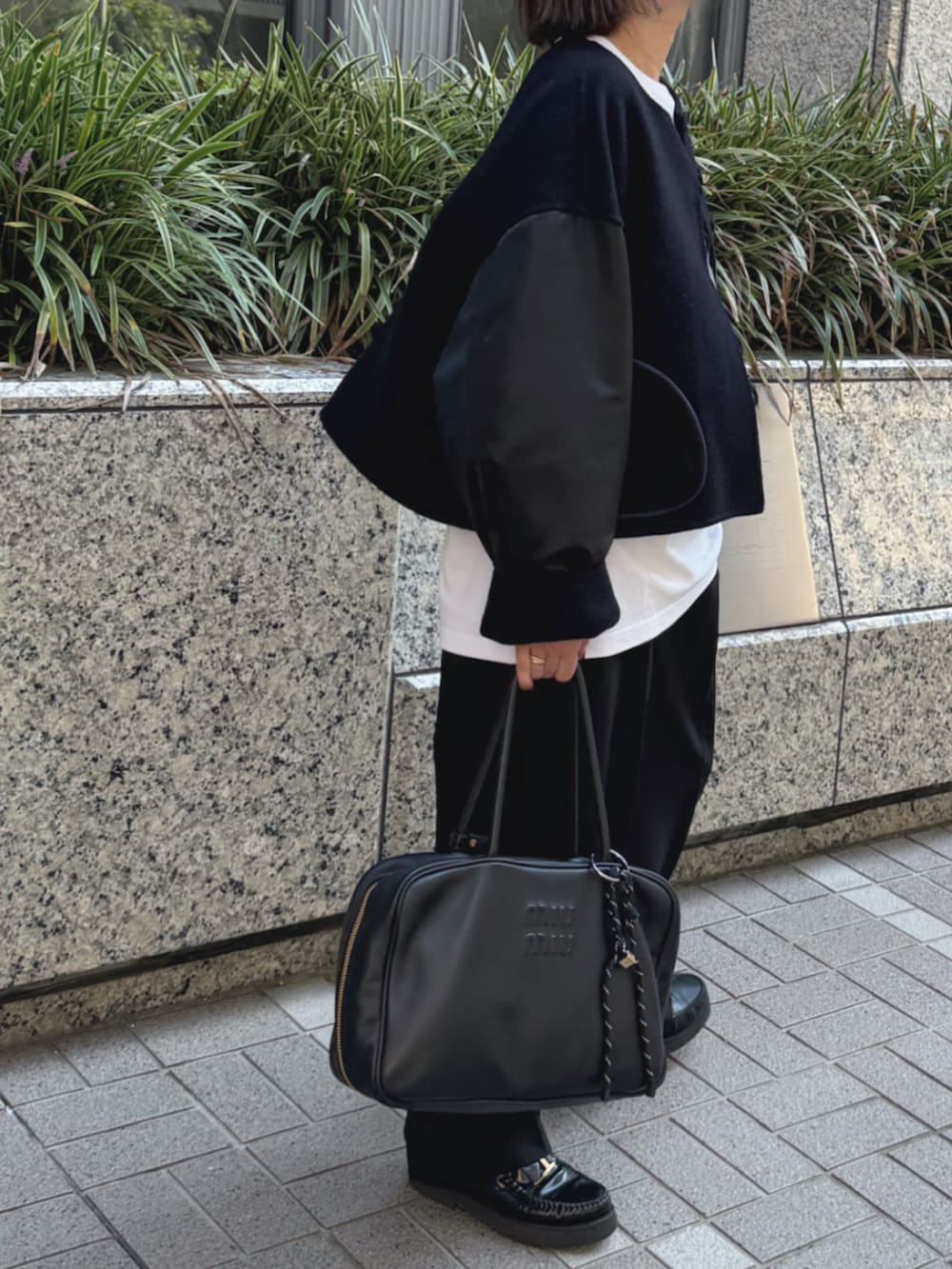 ブルー系のジャケット/アウターを着用したレディースの秋コーディネートの2枚目の写真