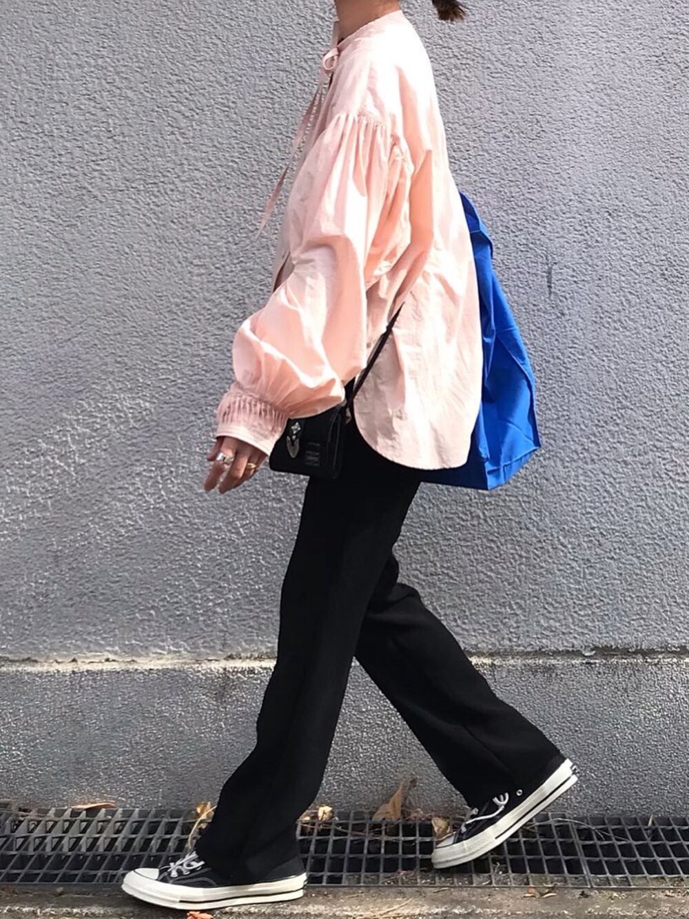 ピンク系のシャツ/ブラウス、ブラック系のその他パンツを着用したレディースの春コーディネートの3枚目の写真