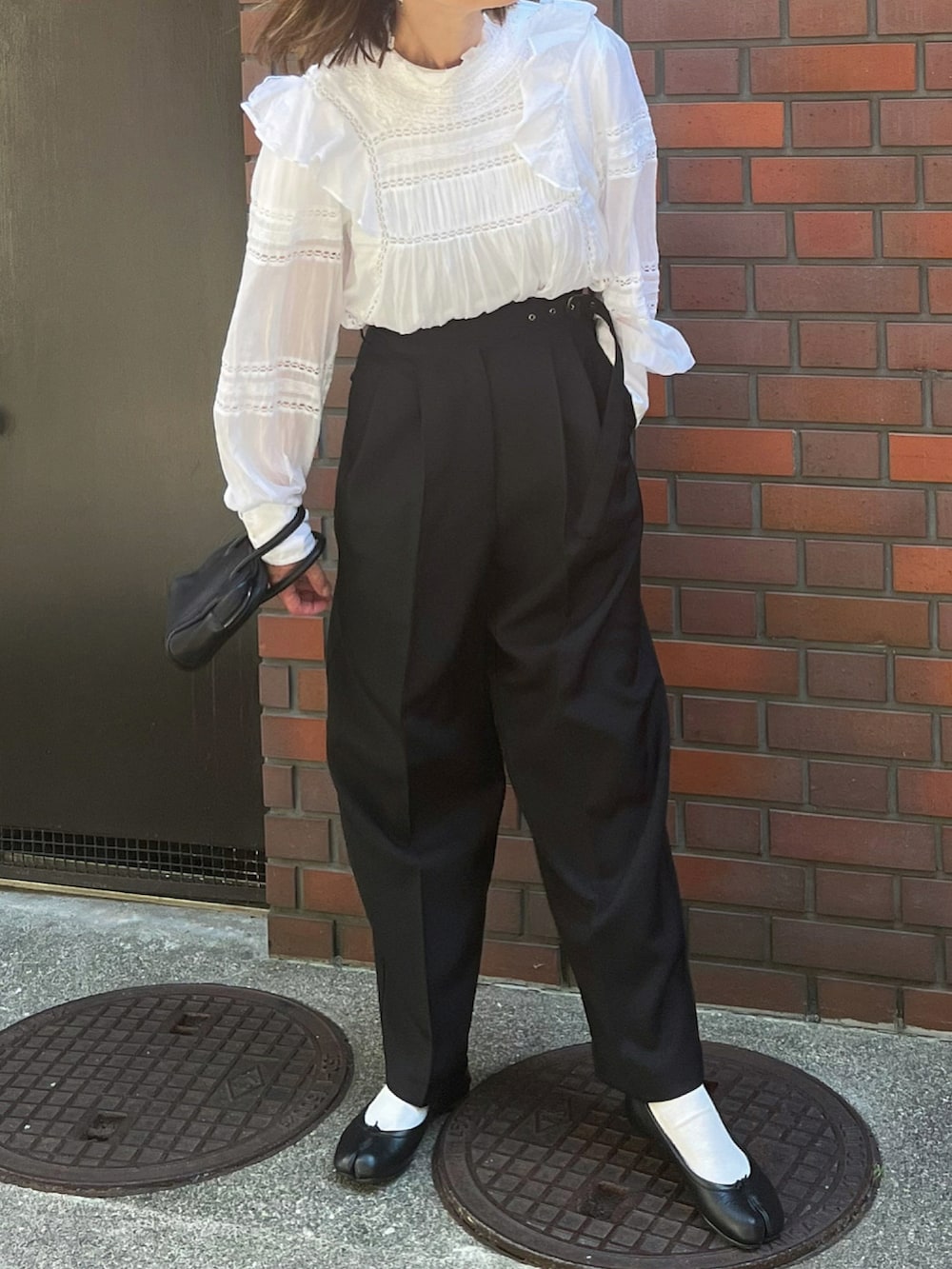 ブラック系のパンツ、ブラック系のバレエシューズを着用したレディースの夏コーディネートの5枚目の写真