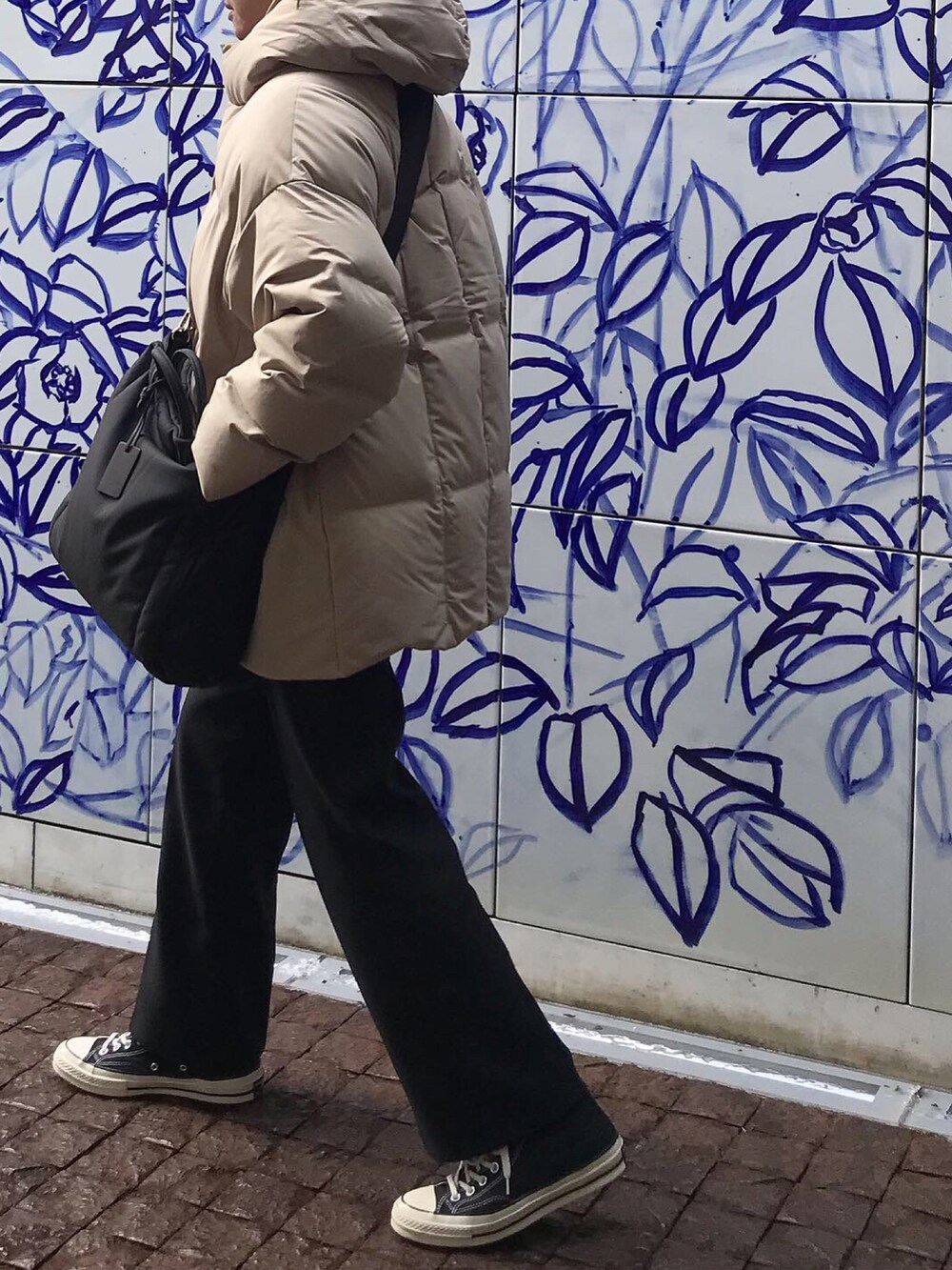 ベージュ系のダウンジャケット/コート、ブラック系のショルダーバッグを着用したレディースの冬コーディネートの3枚目の写真