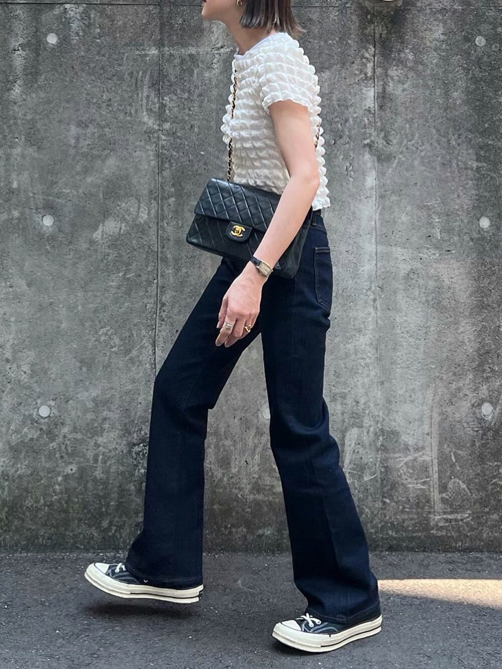 ブルー系のデニムパンツを着用したレディースの夏コーディネートの2枚目の写真