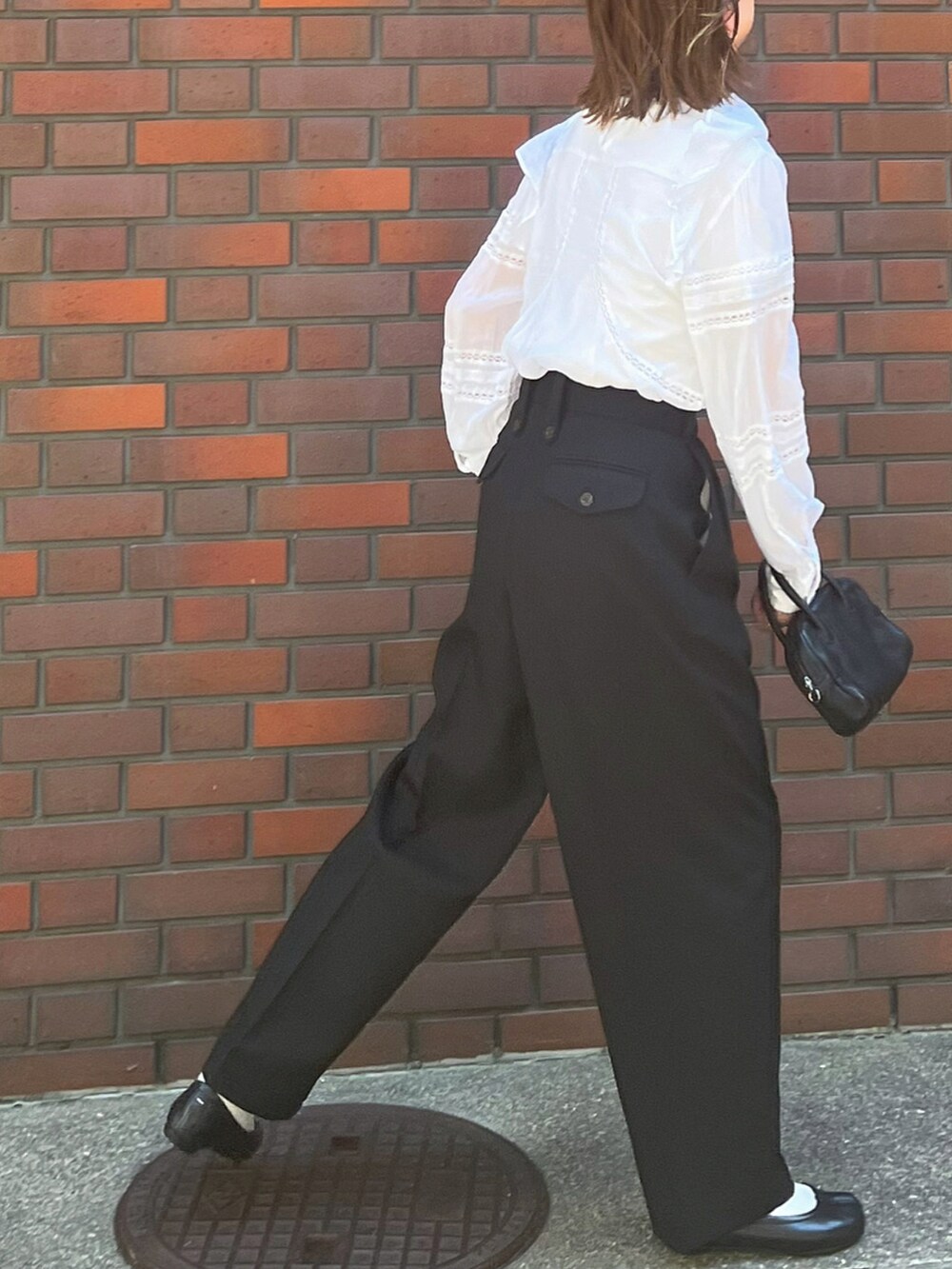 ブラック系のパンツ、ブラック系のバレエシューズを着用したレディースの夏コーディネートの3枚目の写真