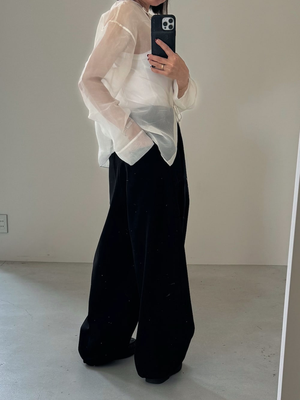 ホワイト系のシャツ/ブラウス、ブラック系のパンツ、ブラック系のスニーカーを着用したレディースの夏コーディネートの2枚目の写真