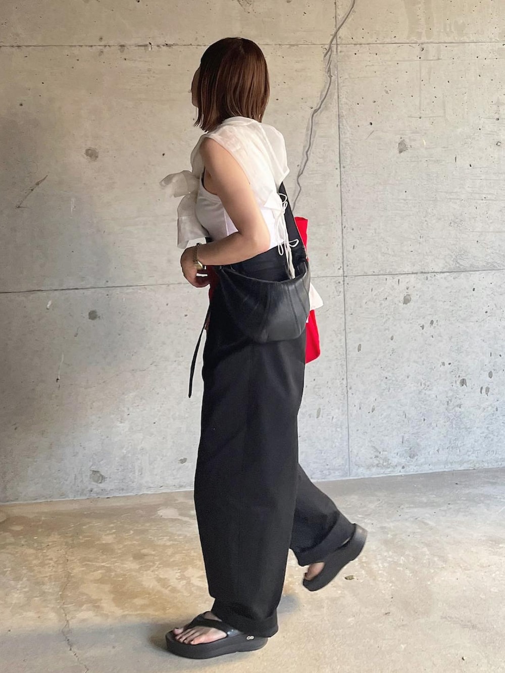 ホワイト系のタンクトップ、ホワイト系のシャツ/ブラウス、ブラック系のショルダーバッグを着用したレディースの夏コーディネートの4枚目の写真