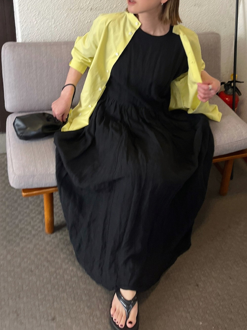 イエロー系のシャツ/ブラウス、ブラック系のサンダル、ブラック系のバレエシューズを着用したレディースの春コーディネートの3枚目の写真