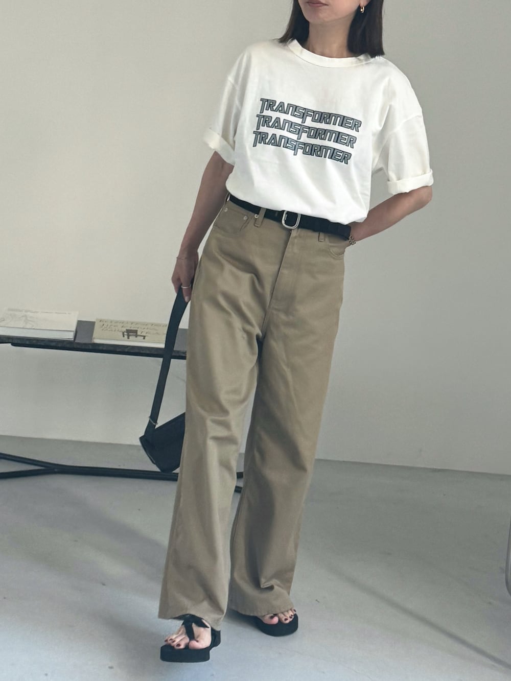 ホワイト系のTシャツ/カットソー、ベージュ系のチノパンツを着用したレディースの夏コーディネートの2枚目の写真