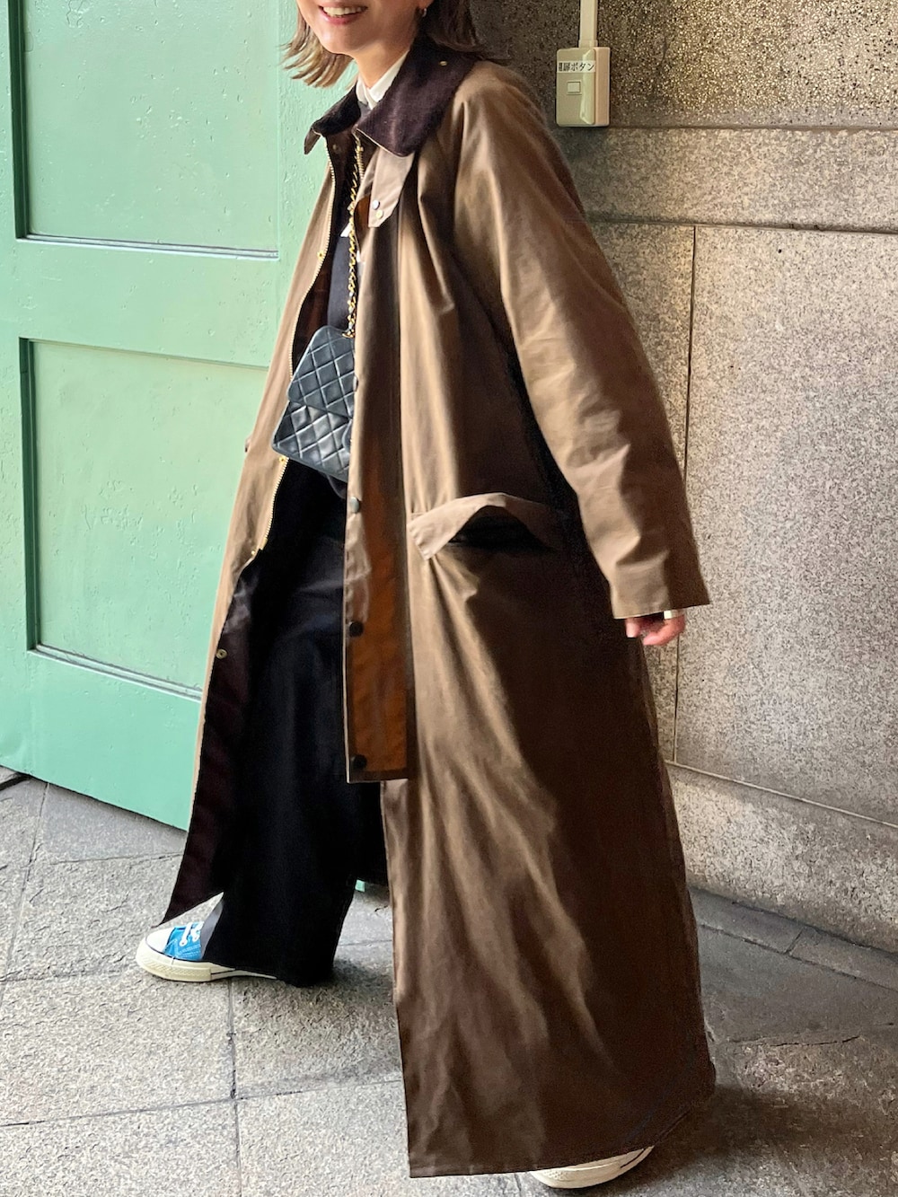 ブラウン系のその他アウター、ブラック系のその他パンツ、ブルー系のスニーカーを着用したレディースの冬コーディネートの2枚目の写真