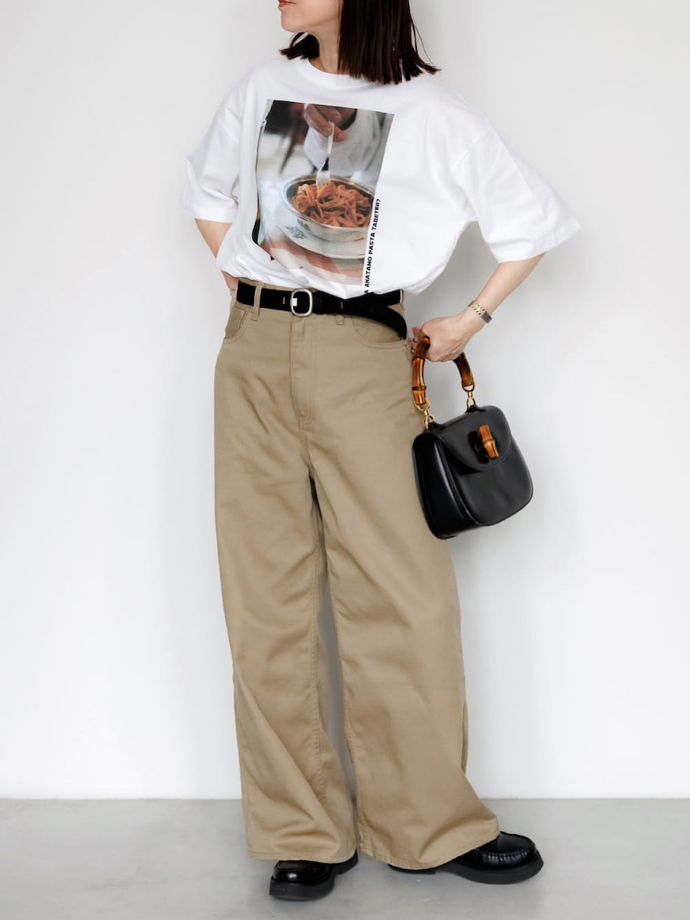 ホワイト系のTシャツ/カットソー、ベージュ系のチノパンツ、シルバー系のブレスレットを着用したレディースの春コーディネートの3枚目の写真