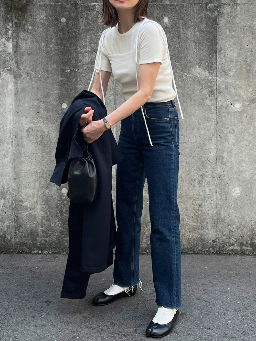 ブラック系のバレエシューズ、シルバー系のピアス（両耳用）、シルバー系のリングを着用したレディースの春コーディネートの3枚目の写真