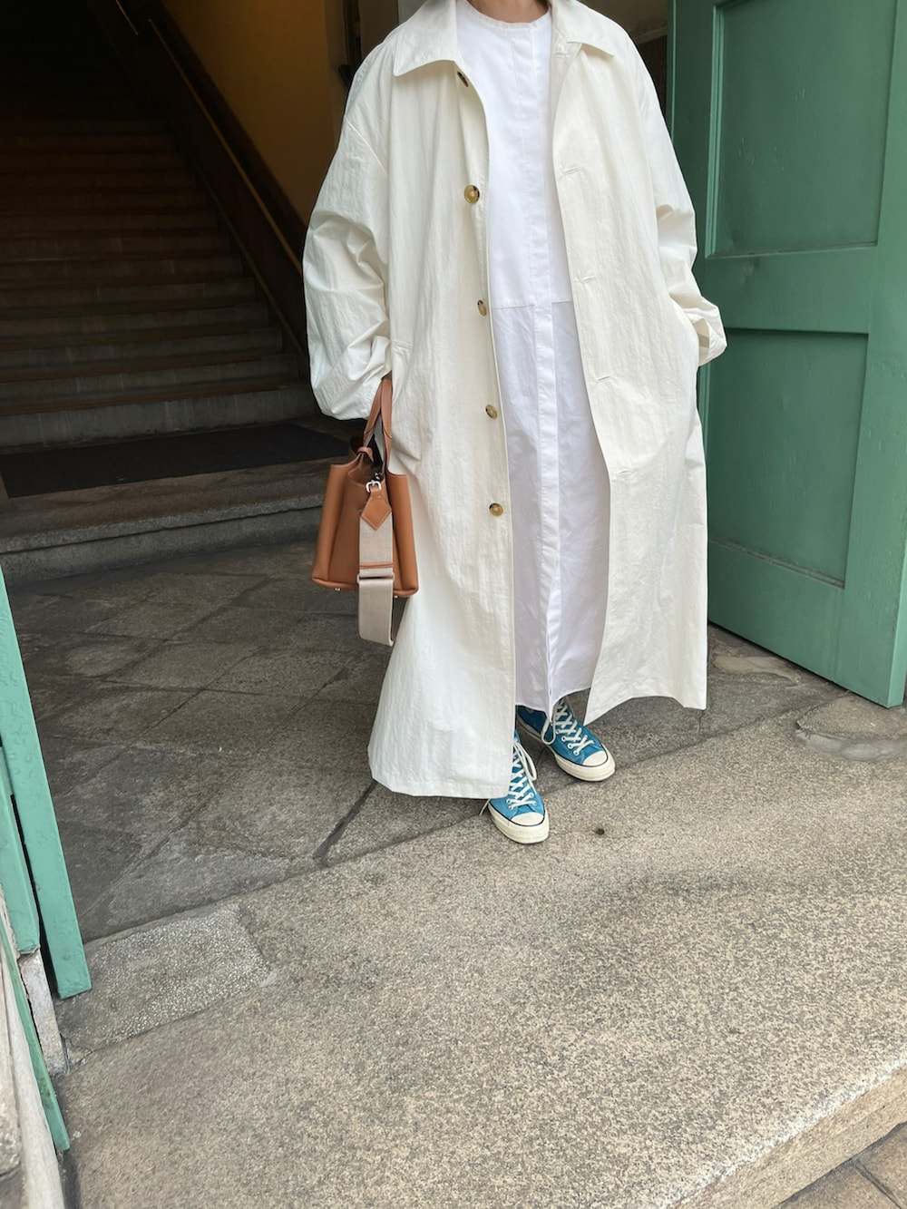 ホワイト系のジャケット/アウター、ホワイト系のシャツワンピースを着用したレディースの冬コーディネートの2枚目の写真