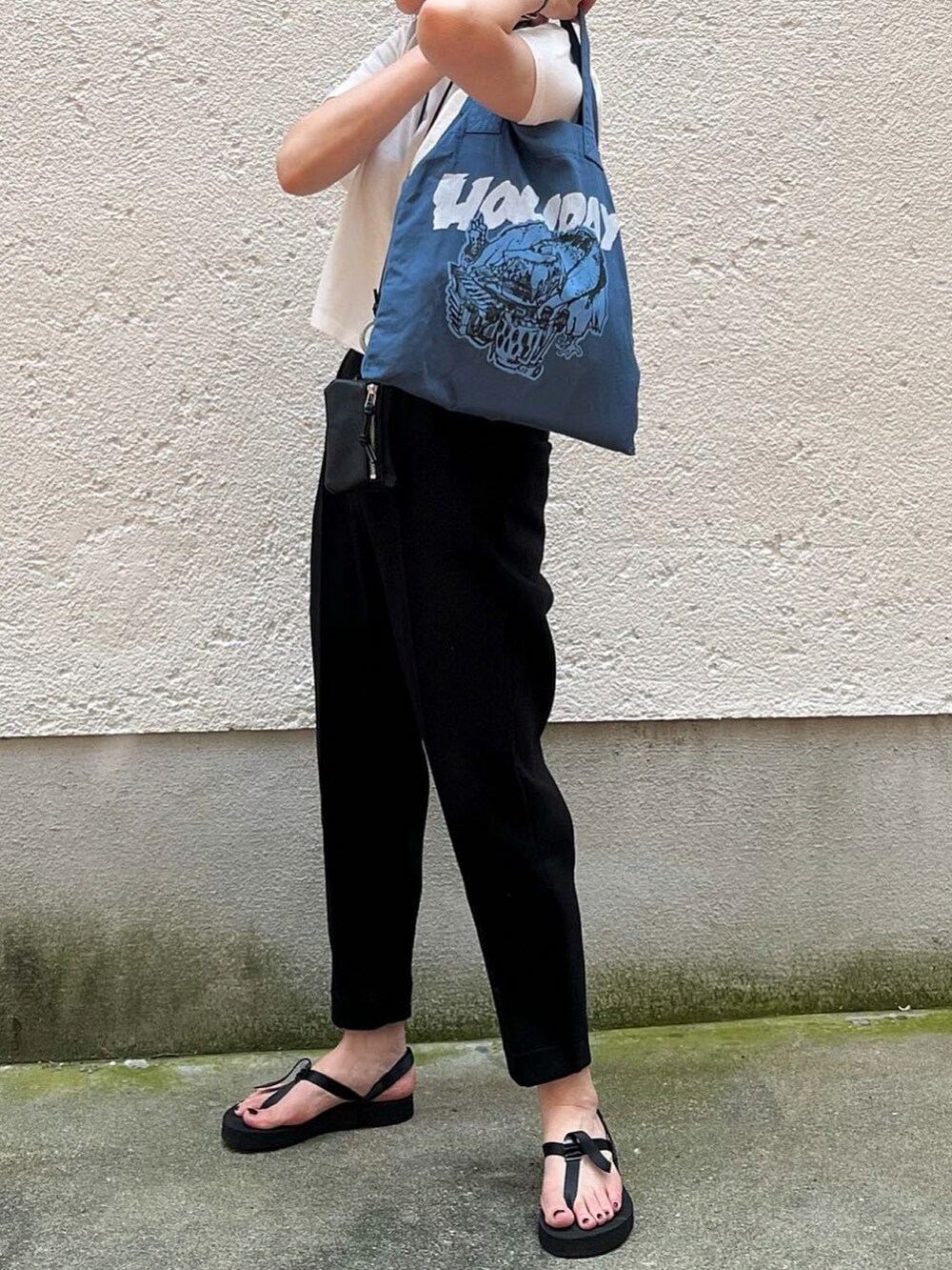 ブラック系のその他パンツ、ブルー系のトートバッグ、ブラック系のサンダルを着用したレディースの夏コーディネートの3枚目の写真