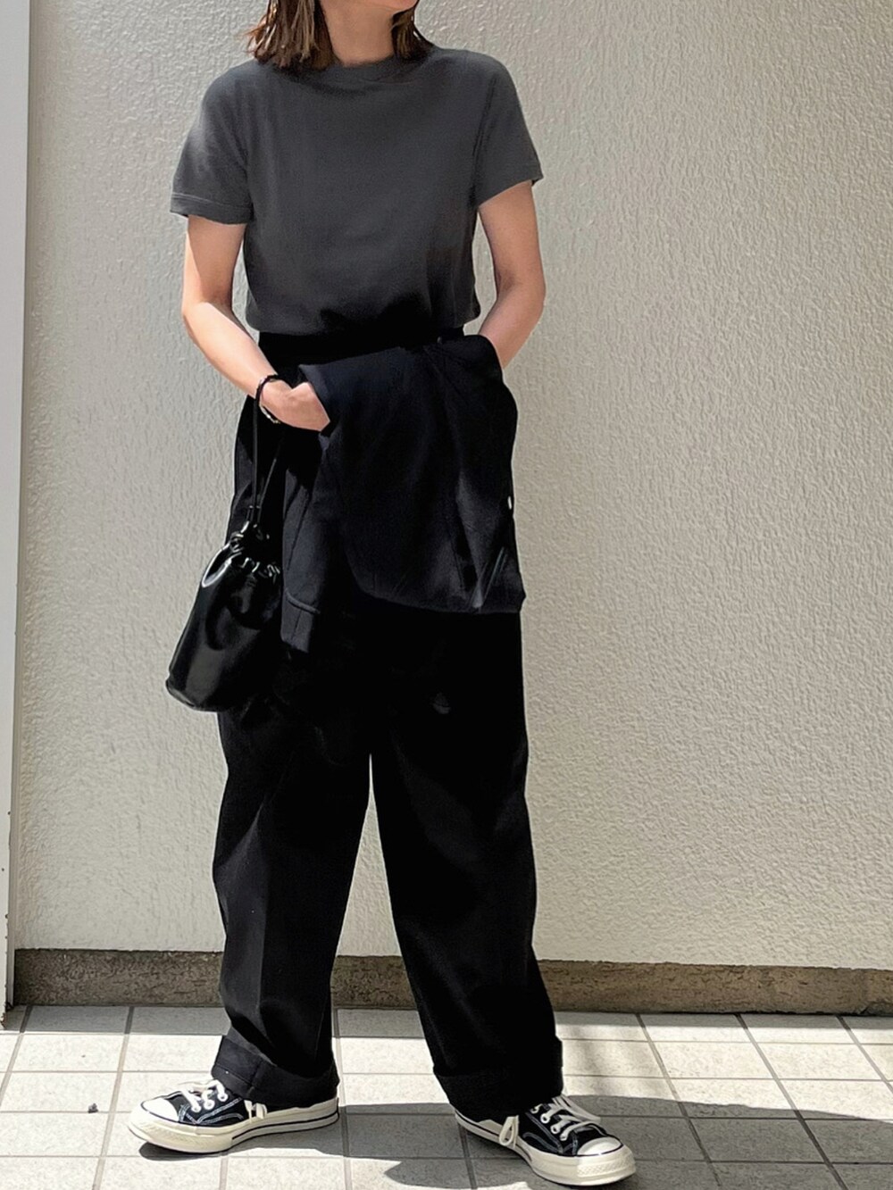 グレー系のTシャツ/カットソー、ブラック系のチノパンツ、シルバー系のブレスレットを着用したレディースの春コーディネートの3枚目の写真