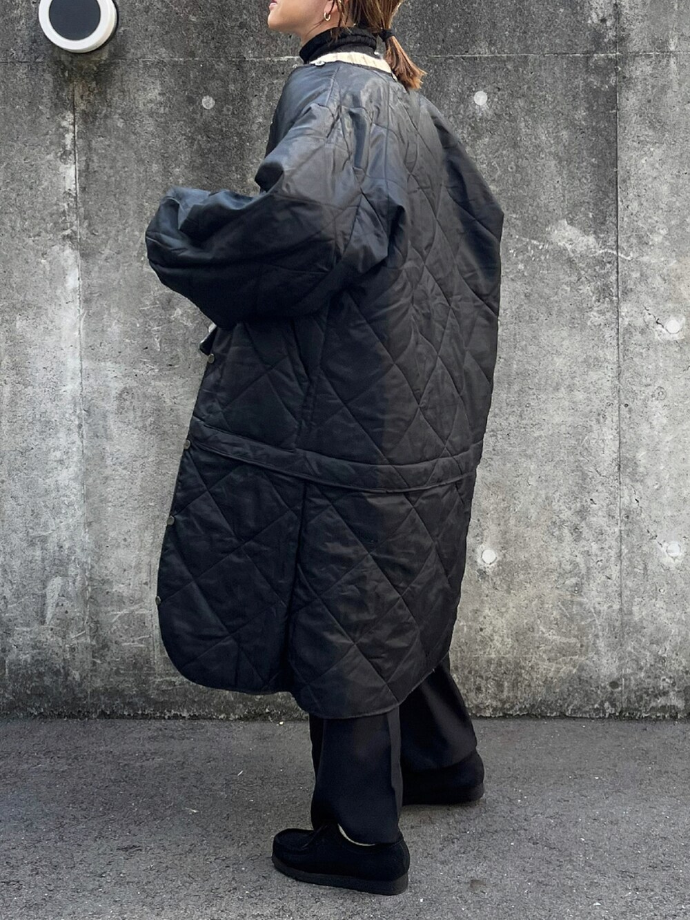 ブラック系のジャケット/アウター、ブラック系のモカシン/デッキシューズ、ブラウン系のストール/ショールを着用したレディースの冬コーディネートの5枚目の写真