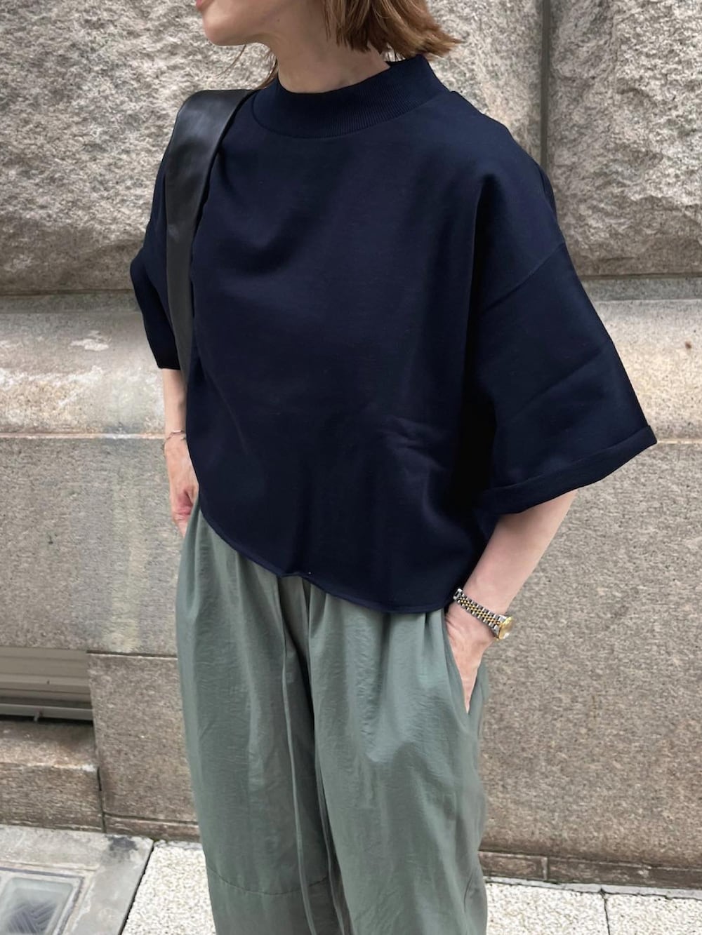 「シンプルスタイル、クロップドトップス、パラシュートパンツ、大人カジュアル、サンダル、夏コーデ、ネイビー×カーキ」｜「manonfripesのアイテム（Tシャツ/カットソー、ブルー系）」を使った、あさひさん（レディース・161cm）の夏コーディネートの4枚目の写真