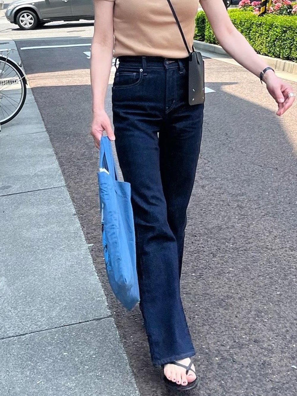 イエロー系のTシャツ/カットソー、ブルー系のトートバッグ、ブラック系のスマホケース/カバーを着用したレディースの春コーディネートの2枚目の写真