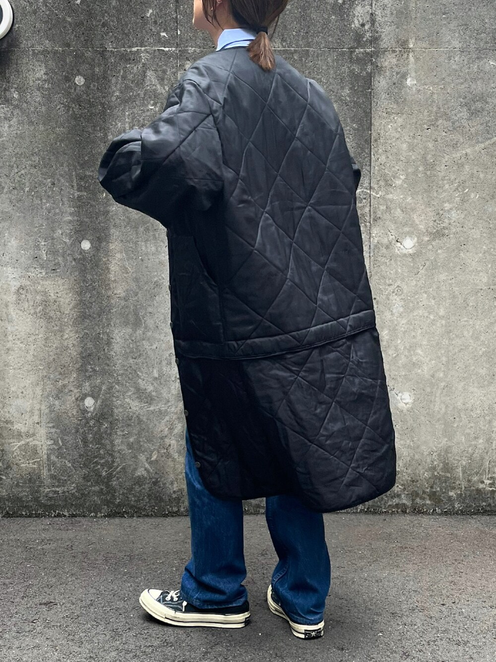 ブラック系のジャケット/アウター、ブルー系のシャツ/ブラウスを着用したレディースの冬コーディネートの5枚目の写真