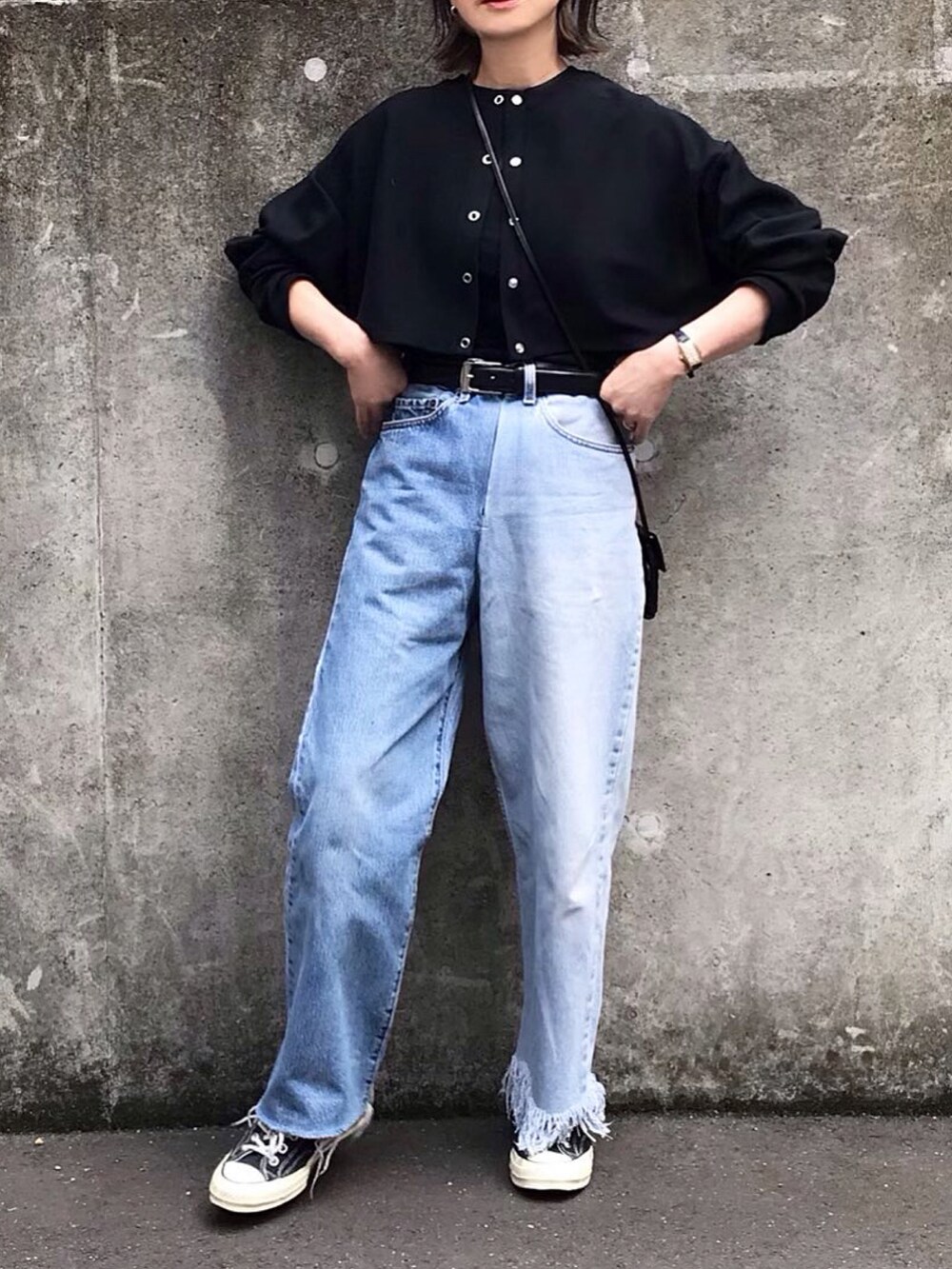 ブラック系のカーディガン/ボレロ、ブラック系のベルトを着用したレディースの春コーディネートの2枚目の写真