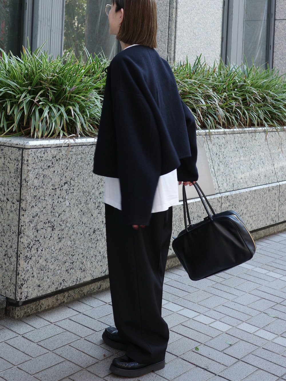 ブルー系のジャケット/アウターを着用したレディースの秋コーディネートの3枚目の写真