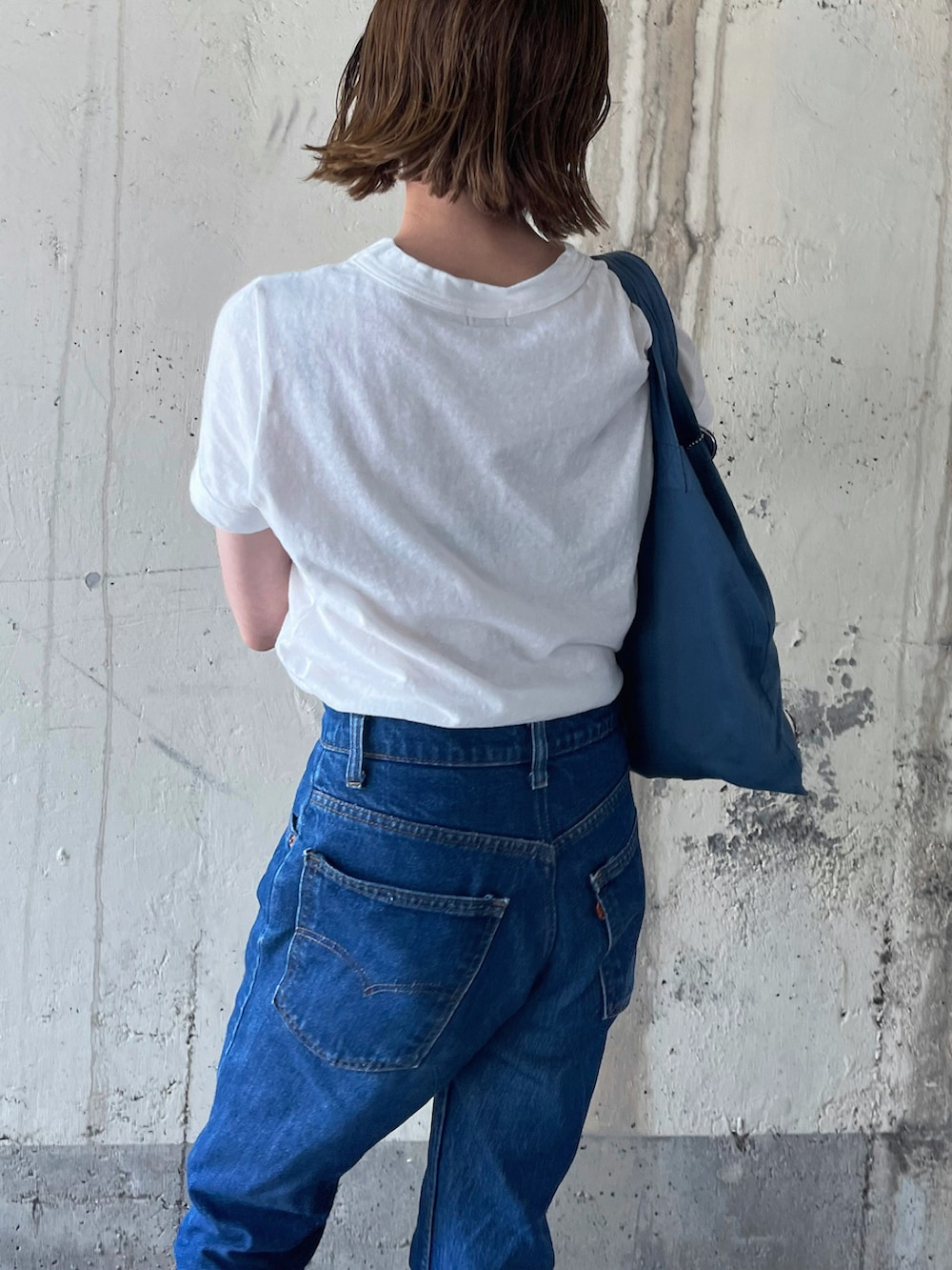 ホワイト系のTシャツ/カットソー、ブルー系のトートバッグ、ブラック系のサンダルを着用したレディースの夏コーディネートの2枚目の写真