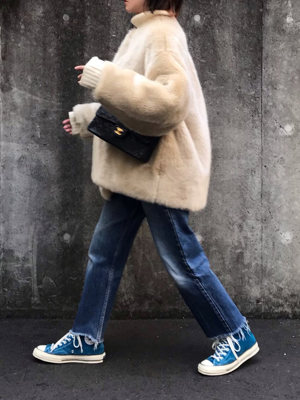 ホワイト系のジャケット/アウターを着用したレディースの冬コーディネートの2枚目の写真