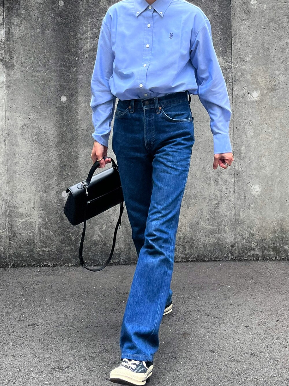 ブルー系のシャツ/ブラウス、ブラック系のハンドバッグを着用したレディースの春コーディネートの3枚目の写真