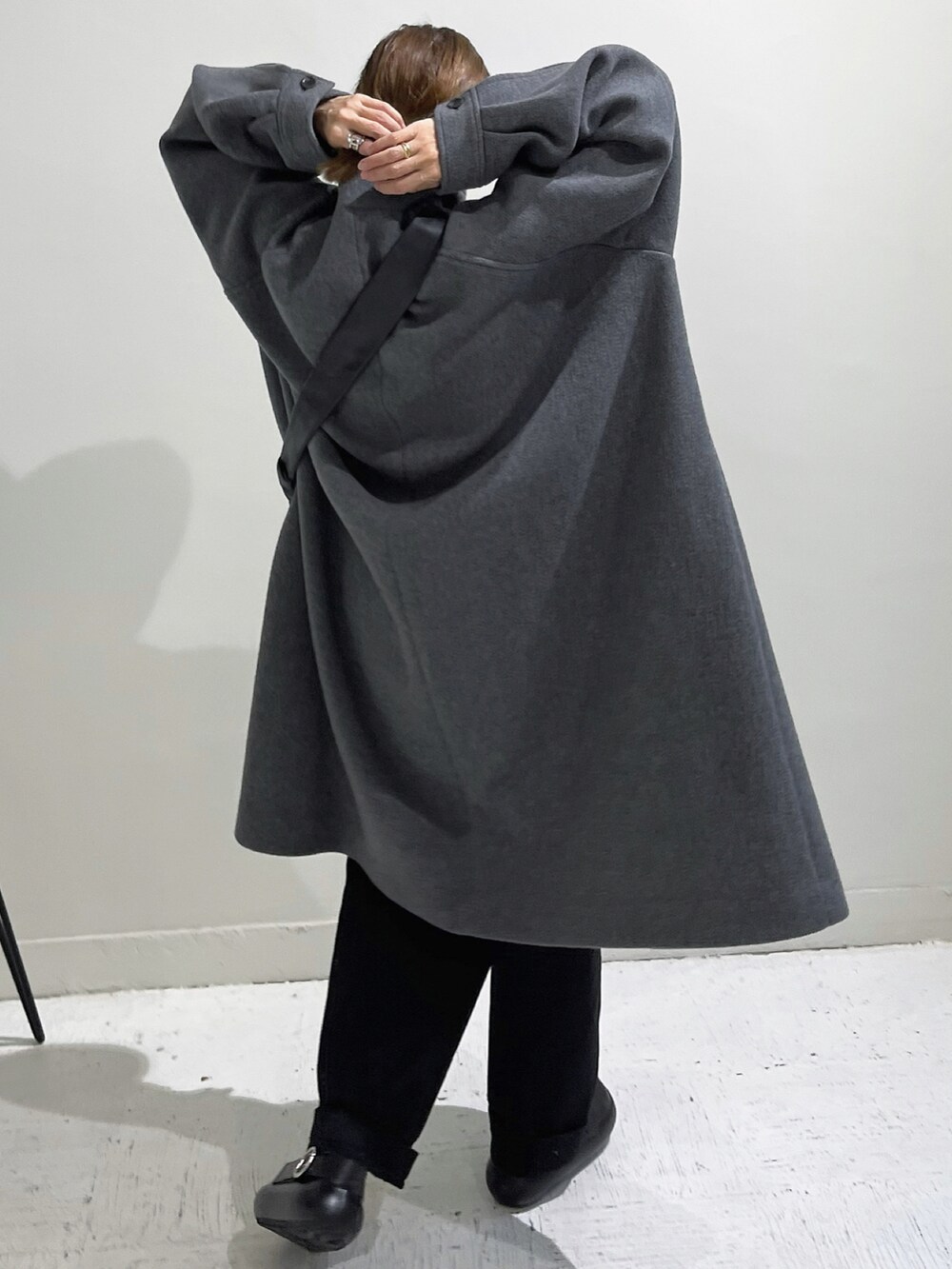 グレー系のジャケット/アウター、ブラック系のショルダーバッグ、ブラック系のその他シューズを着用したレディースの秋コーディネートの4枚目の写真