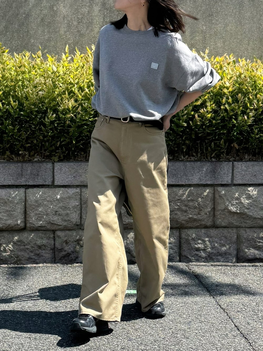 ベージュ系のチノパンツ、シルバー系のリングを着用したレディースの春コーディネートの3枚目の写真