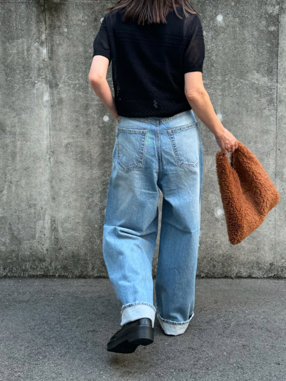 ブルー系のデニムパンツ、ブラック系のその他シューズを着用したレディースの秋コーディネートの5枚目の写真