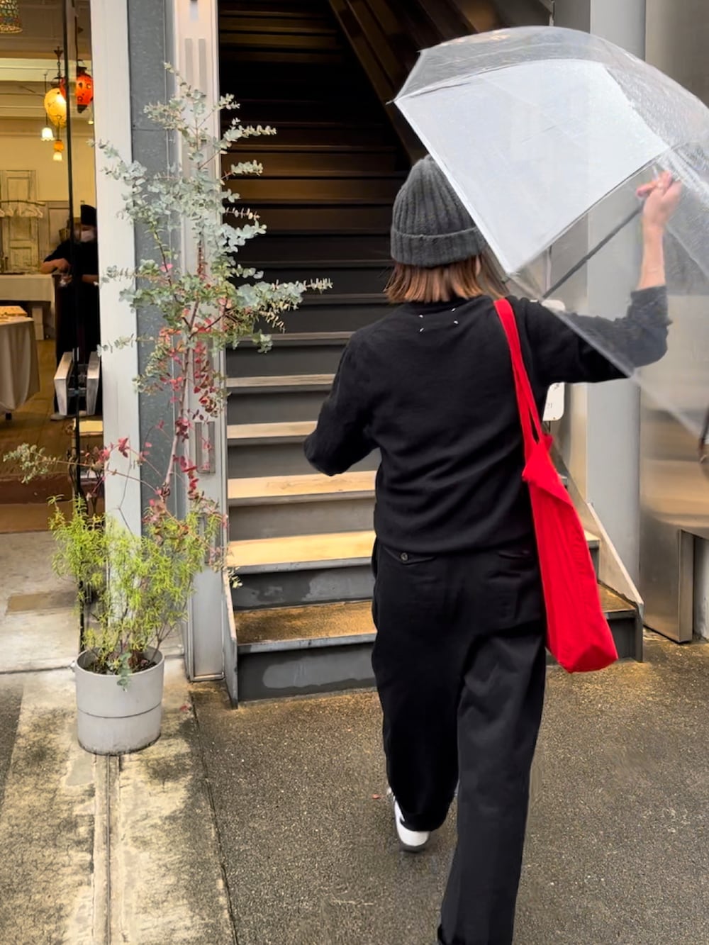 ブラック系のニット/セーター、ホワイト系のスニーカー、グレー系のニットキャップ/ビーニーを着用したレディースの秋コーディネートの4枚目の写真