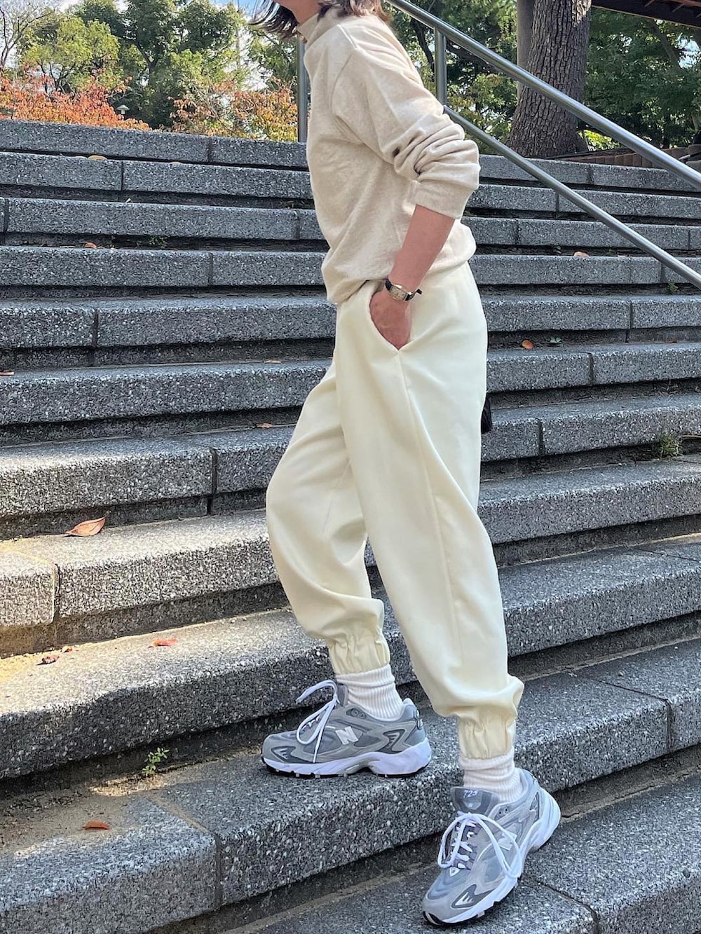 ホワイト系のスウェット、ホワイト系のパンツ、ブラック系のボストンバッグを着用したレディースの秋コーディネートの2枚目の写真