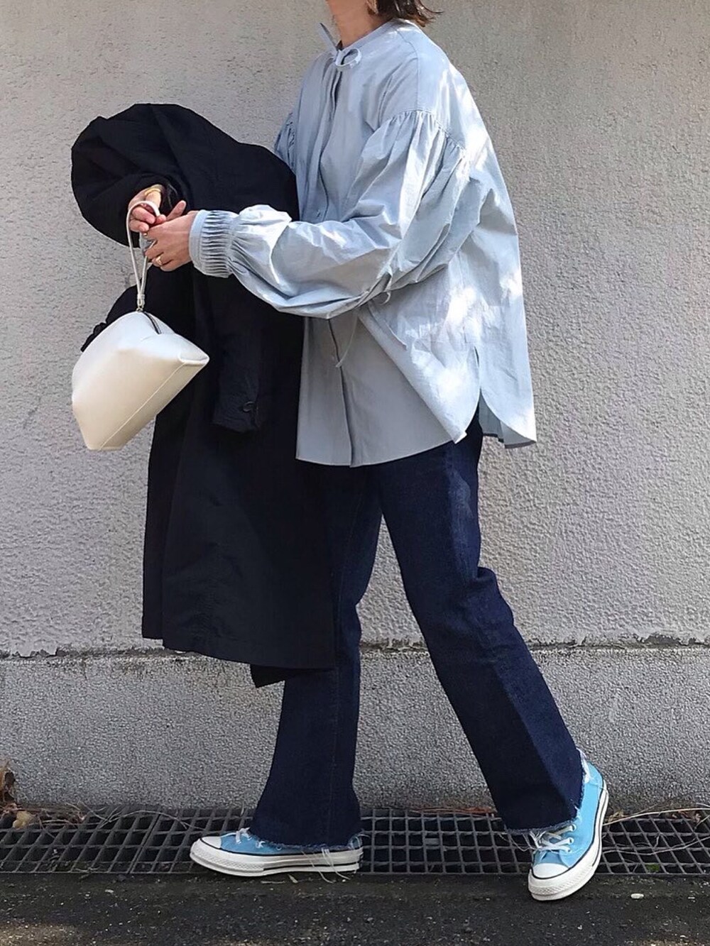 ブルー系のシャツ/ブラウス、ホワイト系のショルダーバッグを着用したレディースの春コーディネートの4枚目の写真