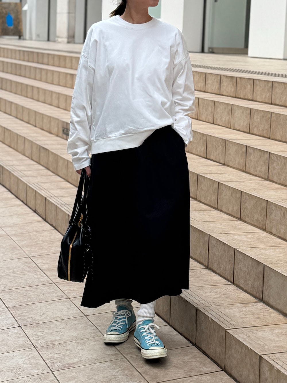 ブラック系のスカートを着用したレディースの冬コーディネートの3枚目の写真