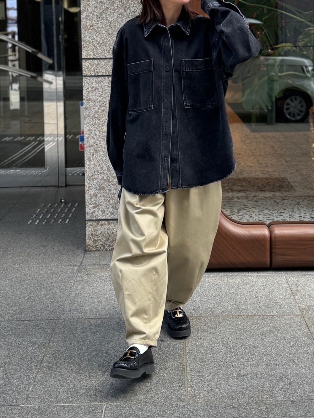 ベージュ系のチノパンツ、ブラック系のローファー、ブラック系のボストンバッグを着用したレディースの冬コーディネートの3枚目の写真