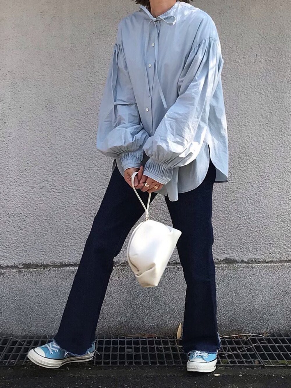 ブルー系のシャツ/ブラウス、ホワイト系のショルダーバッグを着用したレディースの春コーディネートの5枚目の写真