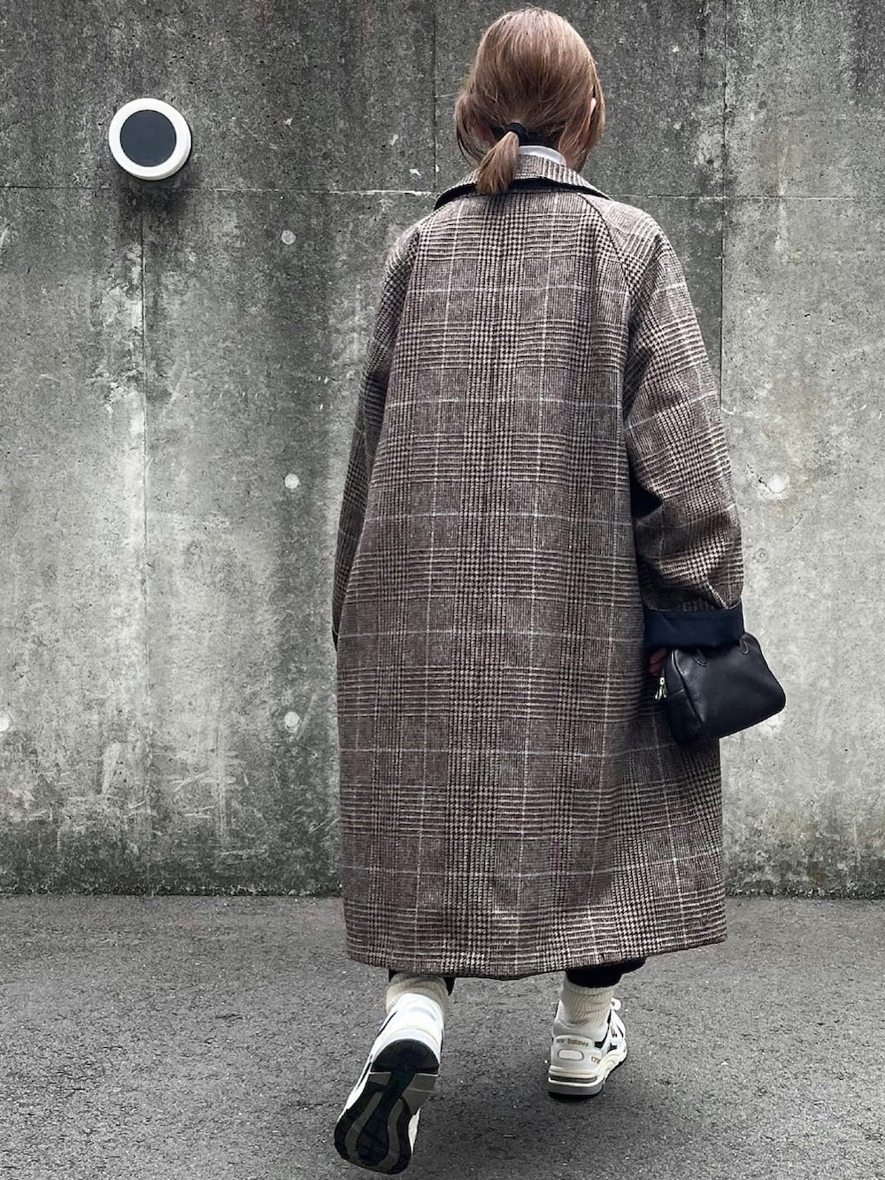 ホワイト系のTシャツ/カットソー、ブルー系のシャツ/ブラウス、ブルー系のスラックスを着用したレディースの冬コーディネートの3枚目の写真