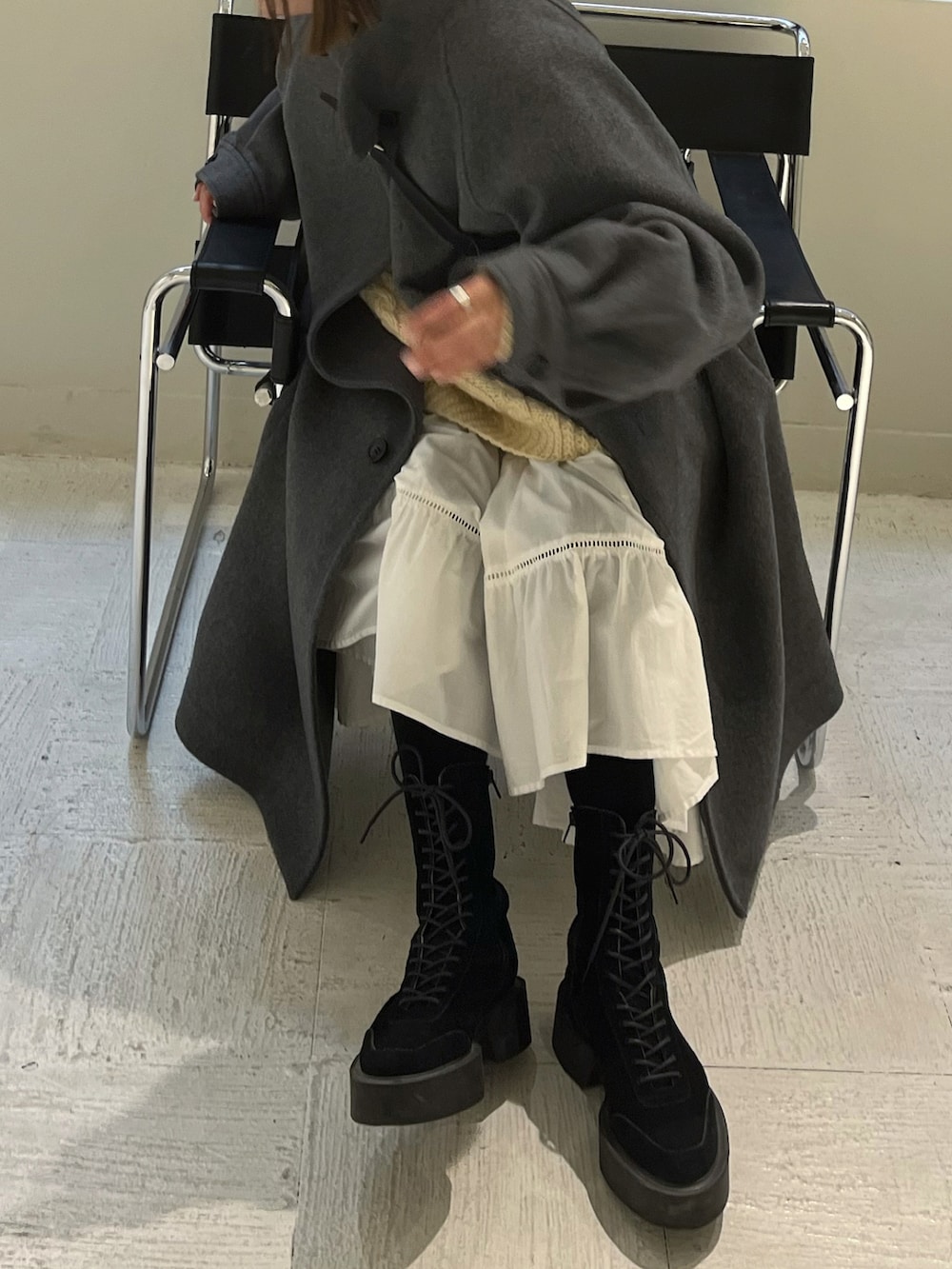 ホワイト系のワンピース/ドレス、グレー系のジャケット/アウター、ブラック系のブーツを着用したレディースの冬コーディネートの2枚目の写真