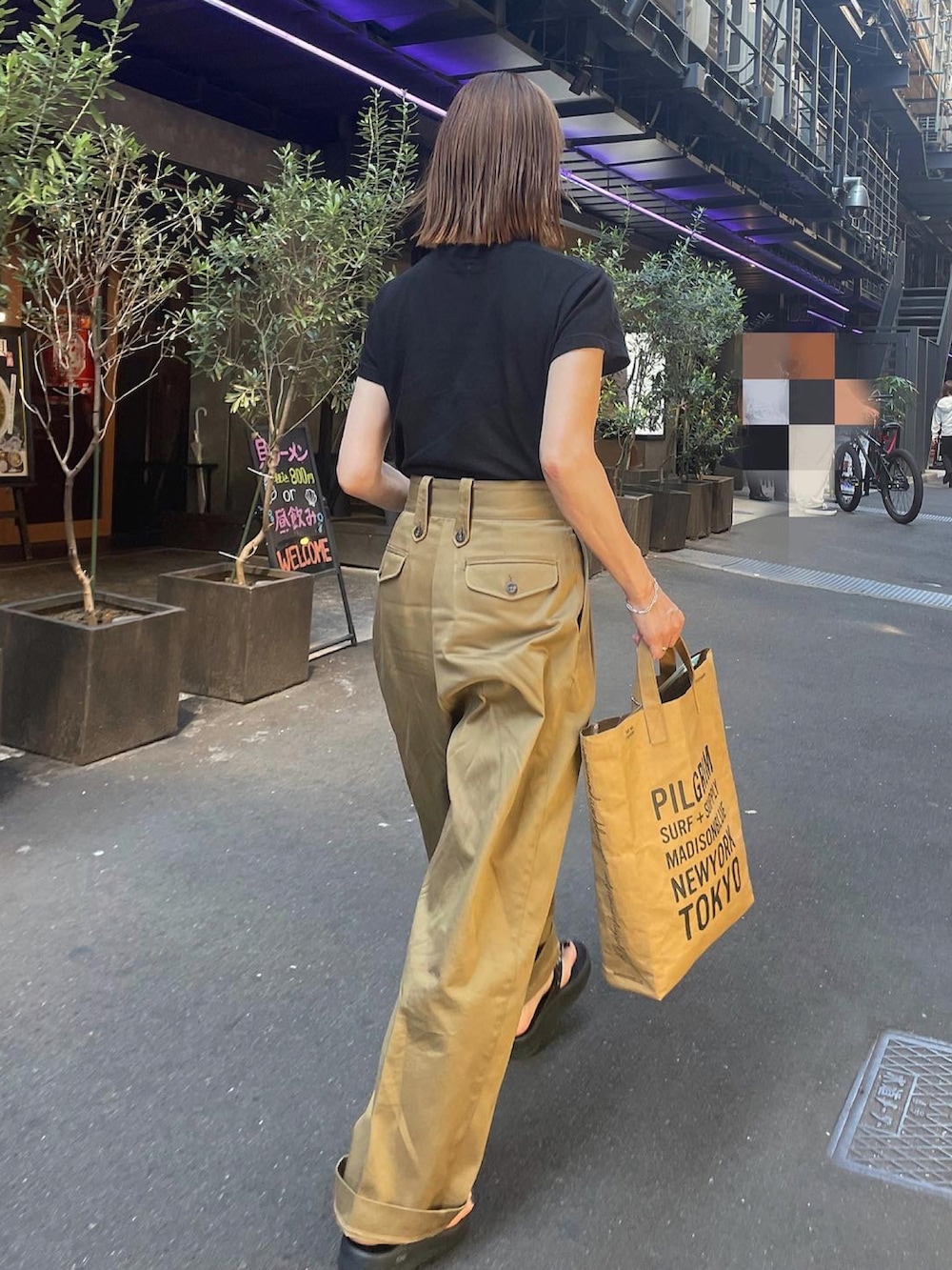 ベージュ系のチノパンツ、ブラック系のサンダル、シルバー系のブレスレットを着用したレディースの夏コーディネートの3枚目の写真