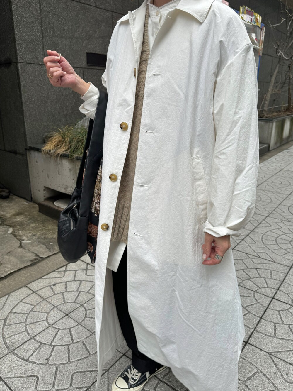 ホワイト系のジャケット/アウター、ホワイト系のシャツ/ブラウス、ブラウン系のストール/ショールを着用したレディースの春コーディネートの3枚目の写真