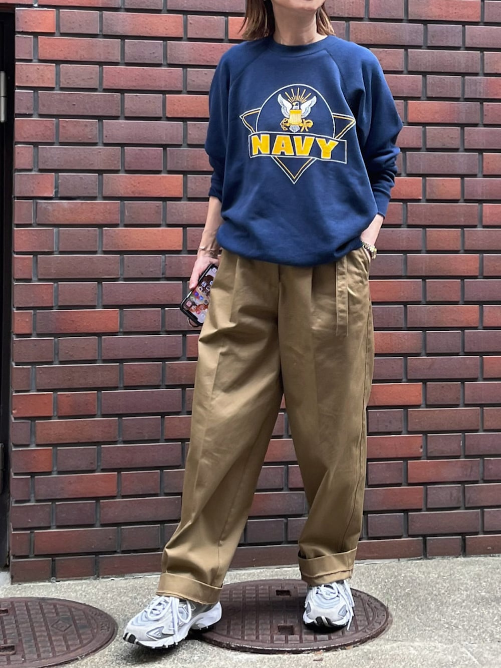 ベージュ系のチノパンツ、グレー系のスニーカー、シルバー系のブレスレットを着用したレディースの夏コーディネートの3枚目の写真