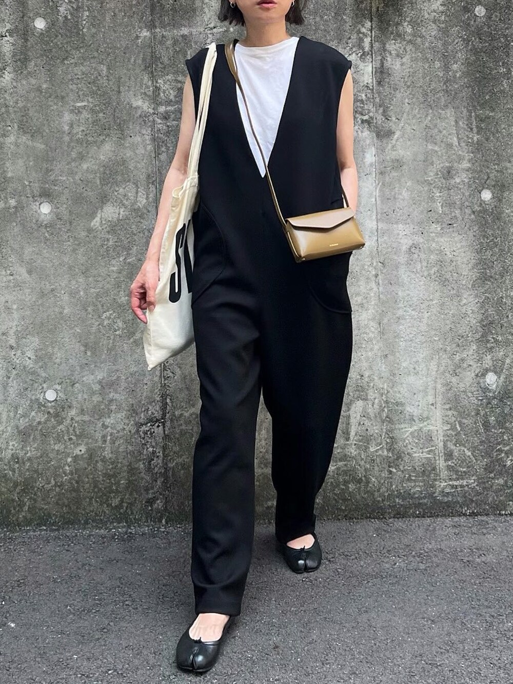 ブラウン系のショルダーバッグを着用したレディースの夏コーディネートの3枚目の写真